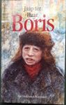 Kaft van Boris: kleurentekening van een jonge met zwarte jas, rode sjaal en bruine bontmuts op.