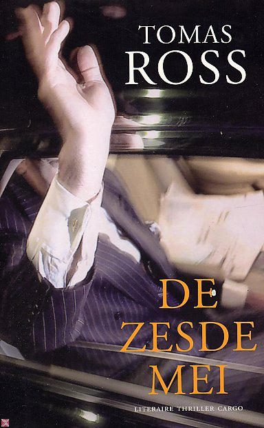 Kaft van De zesde mei: foto van de zwaaiende hand van Pim Fortuyn uit een autoraam.
