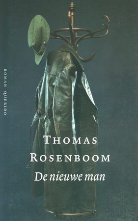 Kaft van De nieuwe man: een kapstok met eraan een zwarte jas en groene hoed.