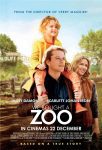 Filmposter van We bought a zoo: een vader met een kind op zijn schouders en vrouw naast zich kijken in de verte tegen een bomige achtergrond.