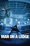 Filmposter van Man on a ledge. Bovenaanzicht van de zijkant van een flatgebouw waar een man op een rand staat, op de grond politiewagens met zwaailichten en er vliegt een helikopter. Poster volledig in blauwtinten.