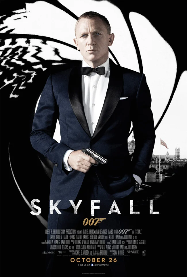 Skyfall Filmposter van James Bond: Skyfall. Foto van James Bond in smoking met getrokken pistool voor een achtergrond van een loop van een pistool