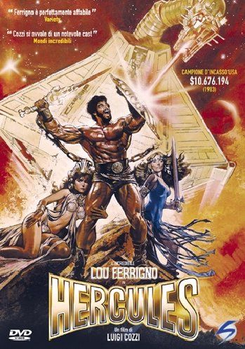 Hercules Filmposter van Hercules: een getekende psoter van een zwaar gespierde en gebruinde men met baard met zwaard en schild die een lichtstraal uit de hemel afweert. Achter hem twee vruwen in schaarse kleding met wapenrusting.