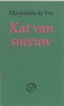 Kaft van Kat van sneeuw: donkergroene achtergrond met in rode letters de titel en zwarte de auteur. Geen afbeeldingen.