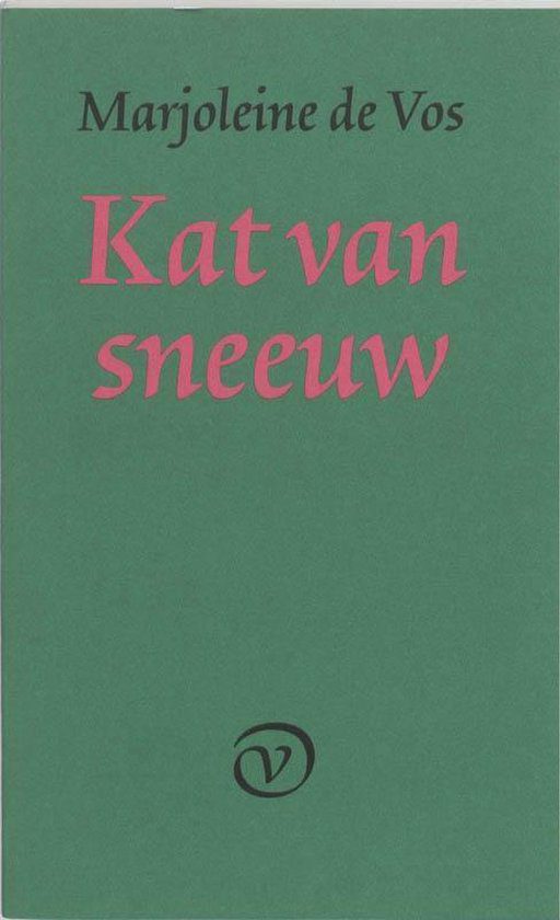 Kaft van Kat van sneeuw: donkergroene achtergrond met in rode letters de titel en zwarte de auteur. Geen afbeeldingen.