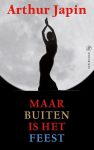 Kaft van Maar buiten is het feest: een grote maan waarvoor een silhouet van een vrouw danst. In het zwart onder haar voeten de titel.