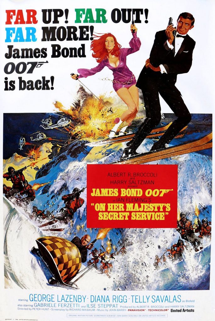 Filmposter van On het majesty's secret service. Getekende poster met James Bond met getrokken wapen op ski's, de Bondgirl op ski's erachteraan die wegvluchten van schietende mannen op een berg waar een explosie plaatsvind.t