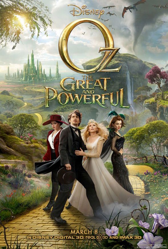 Oz, the great and powerful Filmposter van Oz, the great and the powerful. In een sprookjesachtig landschap met een gele slingerweg staan vier figuren in feeërieke kleding.