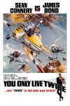 Filmposter van You only live twice: witte achtergrond met een tekening in een kader van James Bond in een minihelicopter vliegend boven een zee met een vulkaaneiland; hij wordt achtervolgd door enkele helikopters.