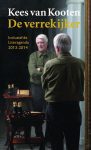 De kaft van De Verrekijker: Kees van Kooten staat voor een spiegel met een oudere houten tafel met een verrekijker naast hem.
