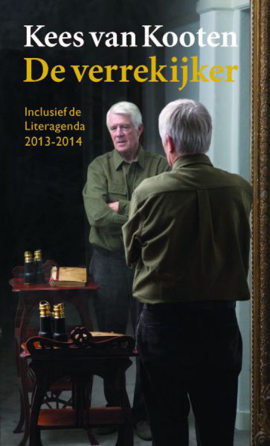 De verrekijker De kaft van De Verrekijker: Kees van Kooten staat voor een spiegel met een oudere houten tafel met een verrekijker naast hem.