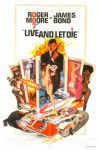 Filmposter van Live and let die: witte achtergrond met getekende afbeeldingen. James Bond met getrokken wapen en om hem heen diverse voertuigen, dames en explosies uit de film.