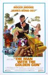 Filmposter van The man with the golden gun: getekende poster met witte achtergrond. Op de voorgrond James Bond met getrokken wapen en om hem heen enkele vrouwen, explosies en een groot gouden pistool dat op hem is gericht.