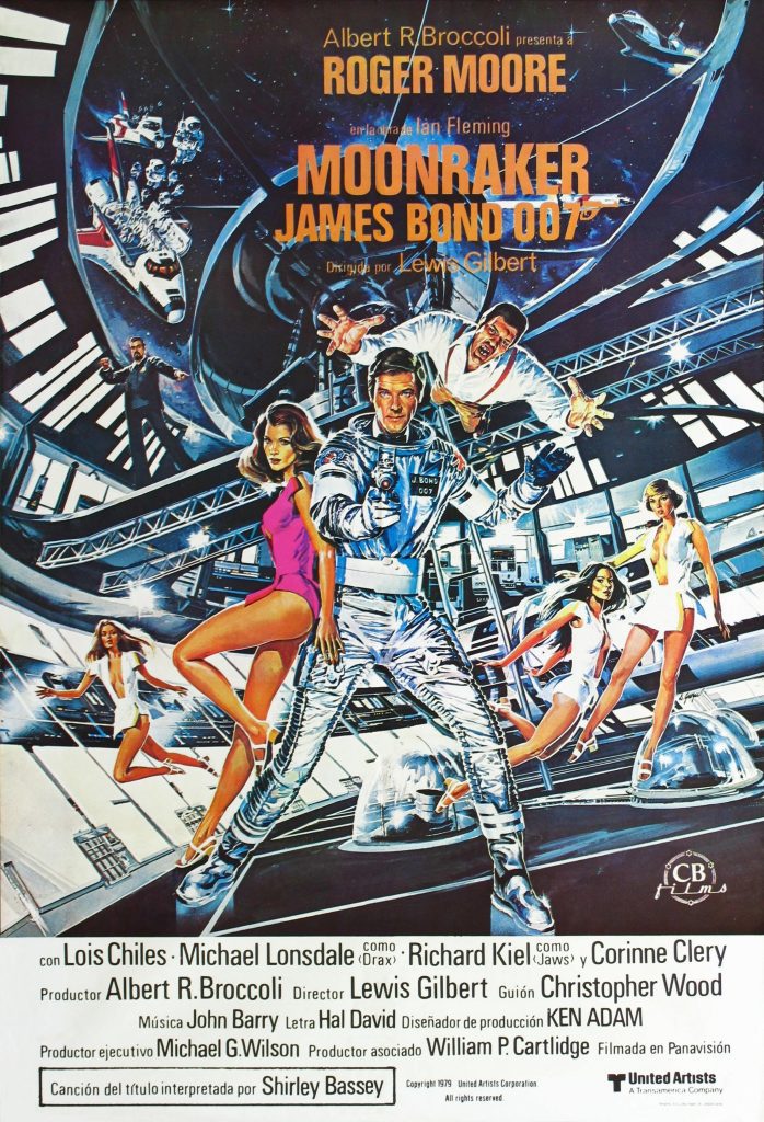 Moonraker Filmposter van Moonraker. Getekend eposter waarop in een ruimteschip Bond met ruimtepak voorop staat met naast hem een dame in roze badpak, achter hem zweven nog enkele dames in wit pakje en Jaws komt op hem af.