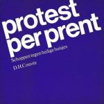Kaft van Protest per prent: donkerblauwe kaft met witte letters, geen afbeelding.
