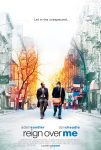 Filmposter van Reign over me: twee mannen, een zwarte man in pak en witte man met mutsje en leren schooltas lopen midden op een Amerikaanse stadsstraat. Het midden is gekleurd met oranje achergrond, naar de randen toe vervaagt het naar zwart-wit.