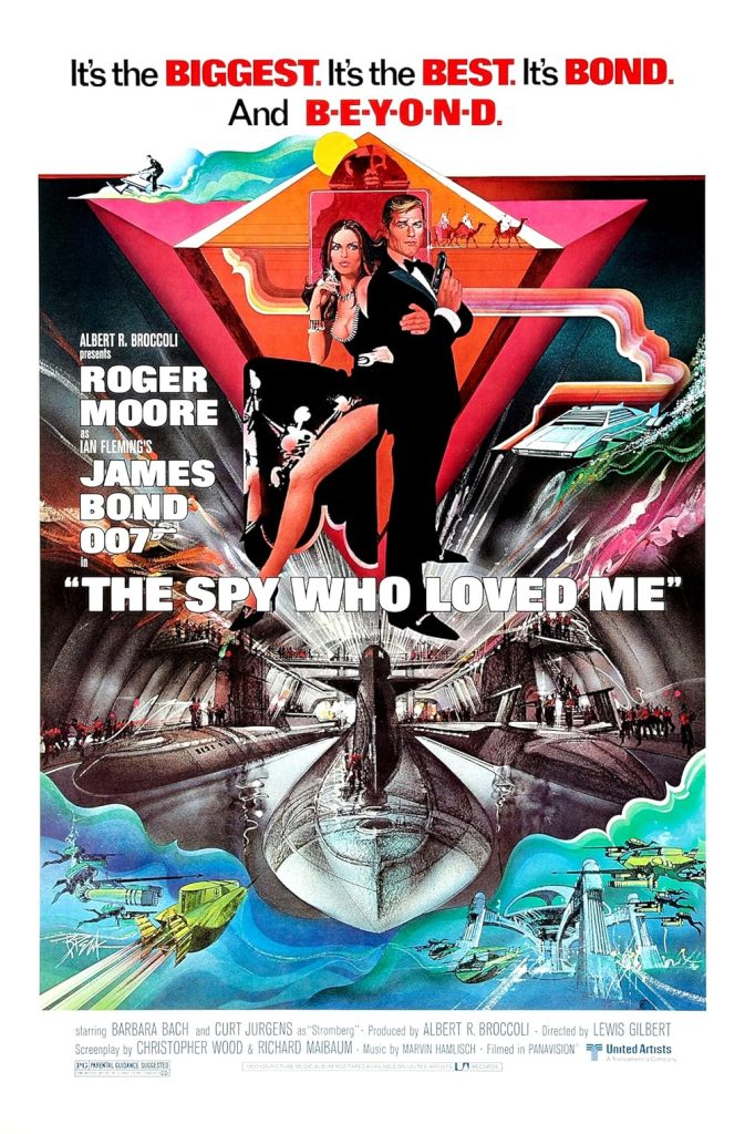 The spy who loved me Filmposter van The spy who loved me: onder in beeld drie duikboten in een soort hangar, allemaal in zwarttinten. Erboven James Bond met wapen en een vrouw in zwarte avondjurk die tegen zijn rug leunt. Erboven een achtergrond in rood van een woestijn met enkele kamelen. Poster is getekend.