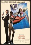 Getekende filmposter van A view to a kill: lichtgele achtergrond met op de voorgrond James Bond en een zwarte vrouw in strak pakje rug aan rug en gewapend. Ze staan voor een kader, waarin je Bond en een blonde dame op de kabels van de Golden Gate Brug ziet staan.