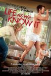 Filmposter van Life as we know it: een man in witte onderbroek drinkt bier en loopt door een kamer, terwijl naast hem een vrouw achter een dreumes in witte luier aanloopt. Het beeld geeft een parallel tussen de man en de dreumes door hun positie en loophouding.