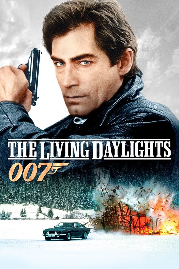 The living daylights Filmposter van The living daylights: James Bond groot op de achtergrond met getrokken wapen, ervoor een auto die wegrijdt van een ontploffing in een sneeuwlandschap.