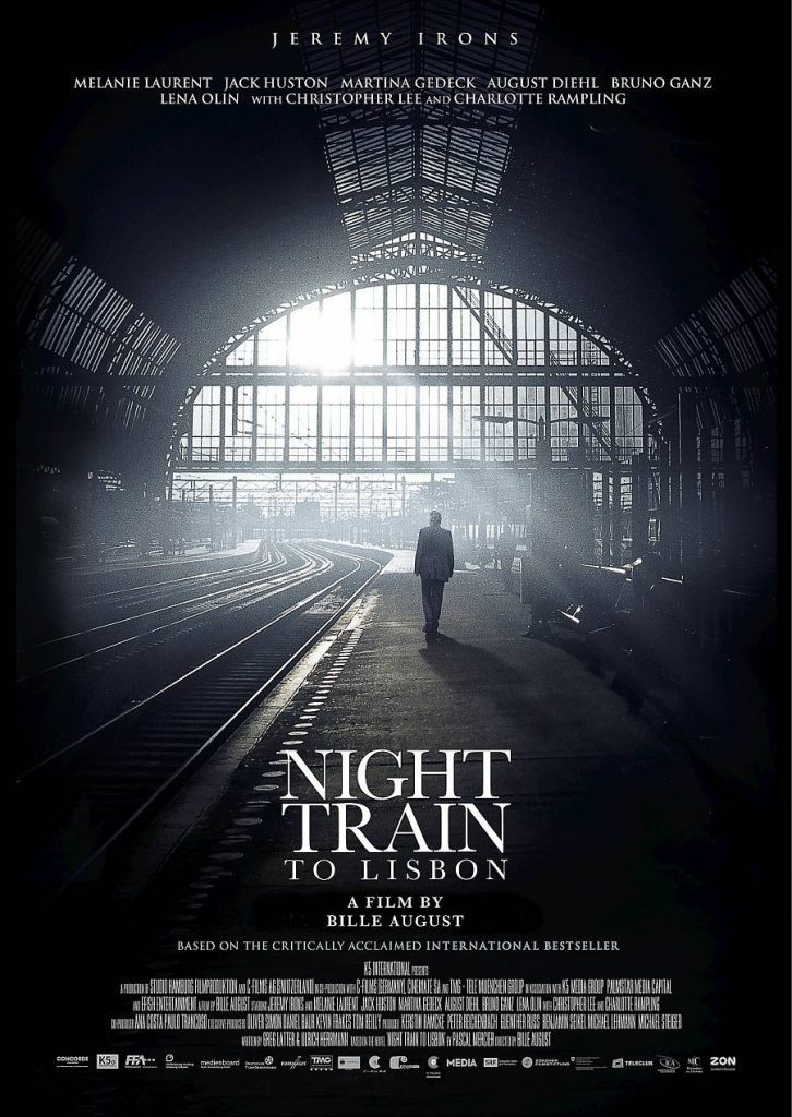 Night Train to Lisbon Filmposter van Night train to Lisbon: een duister treinstation met een groot halfronde ruit waardoor wit licht naar binnen schijnt. Op een verlaten perron loopt één iemand weg van de kijker.