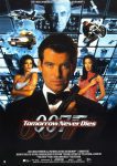 Filmposter van Tomorrow Never Dies: James Bond staat middenvoor met zijn pistool in de hand, een eind achter hem twee vrouwen in avondjurk, één met een waper, op de achtergrond diverse lcd-schermen met diverse beelden in blauw. Boven het hoofd van Bond een mannenhoofd ook in blauwtinten.