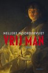 Kaft van het boek Vrij man: donker schilderij van een jonge man in een oker verlicht gewaad. Eroverheen in rode letters de titel.