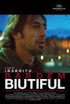 Filmposter van Biutiful: een man is van dichtbij gefotografeerd en kijkt zoekend naar rechts buiten beeld tegen een nachtelijke stadsachtergrond.