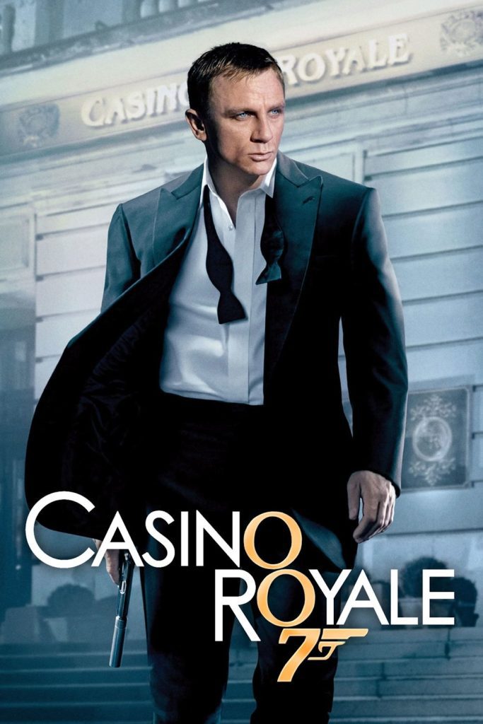 Filmposter van Casino Royale: voor het casinogebouw staat James Bond in pak met losgetrokken strikje. Ervoor de titel waarbij de O's van Casino en Royale twee nullen vormen, waaronder een tot wapen omgevormde 7 staat in gouden letters, de rest van de letters is in wit uitgevoerd.