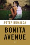 Kaft van Bonita Avenue: de onderste helft is goudkleurig met in zwart de titel, erboven een witte band met in goud de auteurnaam en daarboven een foto van een meisje op de rug gefotografeerd die water drinkt uit een tuinslang.