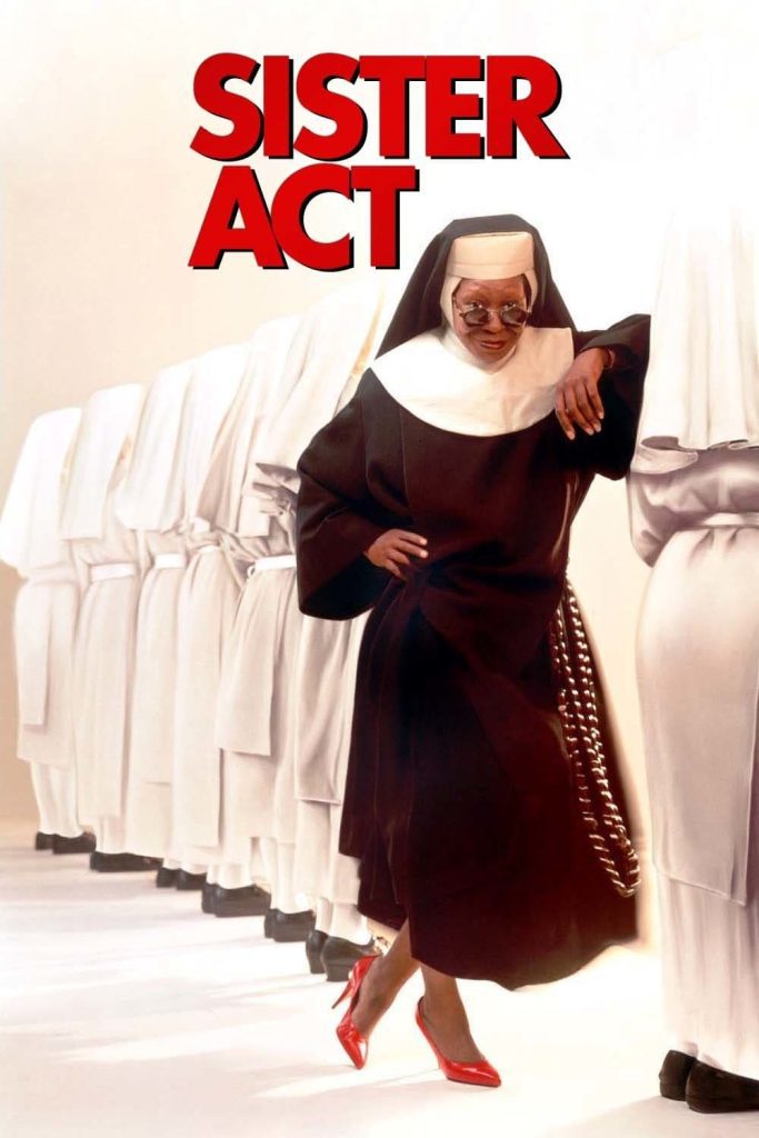 Filmposter van Sister Act: een zwarte vrouw in nonnenkledij met zonnebril en rode hoge hakken staat voor een rij in wit habijt geklede vrouwen die op de rug zichtbaar zijn.
