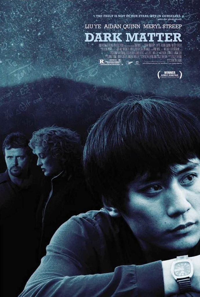 Filmposter van Dark Matter: een poster in blauw- en zwarttinten. Vooraan een foto van een nadenkende man die leunend op zijn arm naar buiten beeld kijkt, op de achtergrond een man en vrouw.