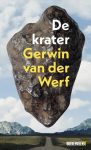 Kaft van De Krater: boven een kaal berglandschap zweeft een puntige steen. Daarin staan titel en auteur.