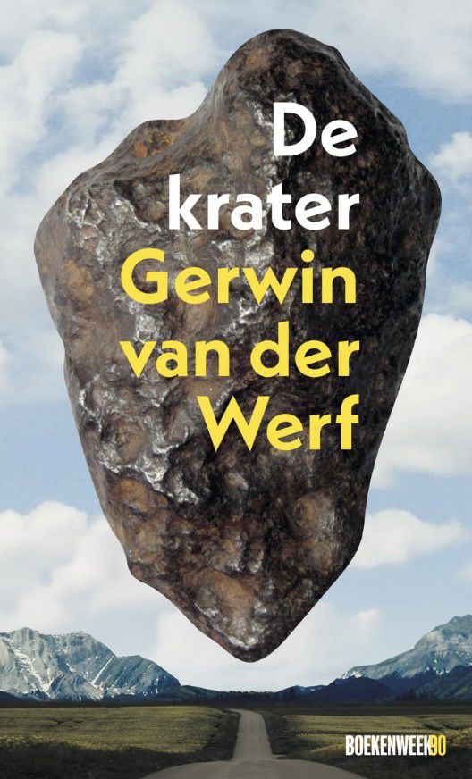 Kaft van De Krater: boven een kaal berglandschap zweeft een puntige steen. Daarin staan titel en auteur.