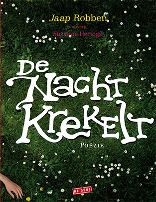 De kaft van De nacht krekelt van Jaap Robben, een grasveld met witte bloemetjes van bovenaf gefotografeerd, met daaroverheen de titel in witte letters.