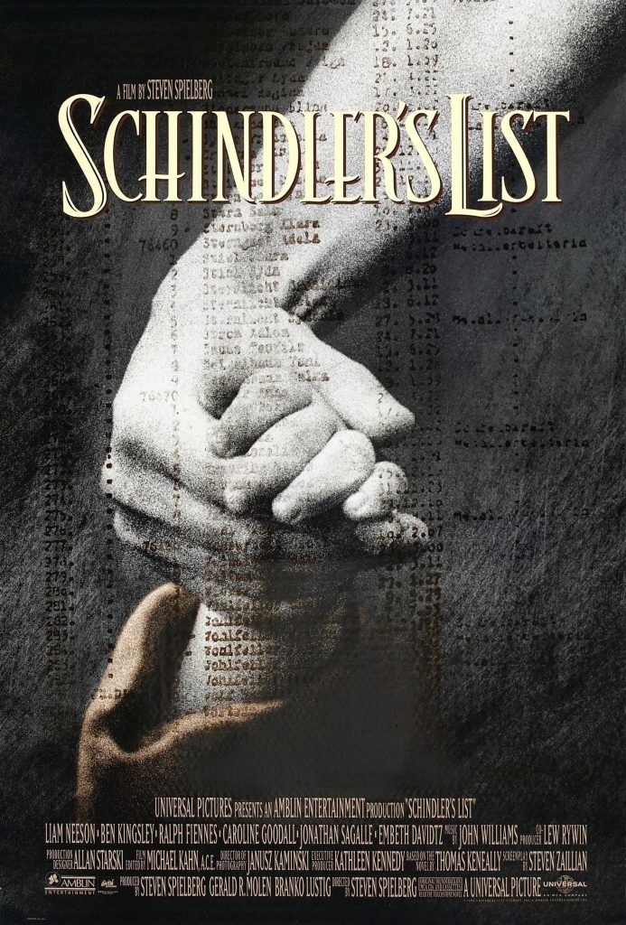 Filmposter van Schindler's list: een volwassen hand houdt een kinderhand vast, met eroverheen getypte namenlijsten in zwart.