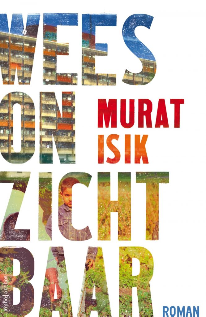 Kaft van Wees onzichtbaar: witte kaft met in uitgesneden letters de titel, waardoorheen je een verlichte Bijlmerflat ziet in avondlicht. 