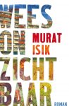 Kaft van Wees onzichtbar: witte kaft met in uitgesneden letters de titel, waardoorheen je een verlichte Bijlmerflat ziet in avondlicht.