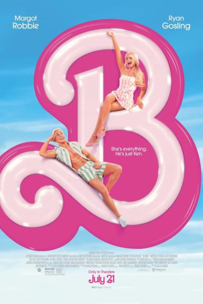 Filmposter van Barbie: Een roze sierlijke letter B met donkerroze randen zweeft in de wolken. Op de letter zitten een vrouw en man met sexy kleding en zeer bonde haren.