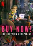 Filmposter van Buy now!: een vrouw zit achter haar laptop met een Amerikaans stadsgezicht erachter te zien door het raam. In roze letters ervoor Buy now!
